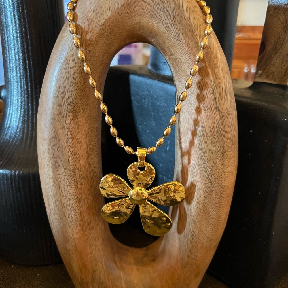 Gold Flower Pendant Necklace